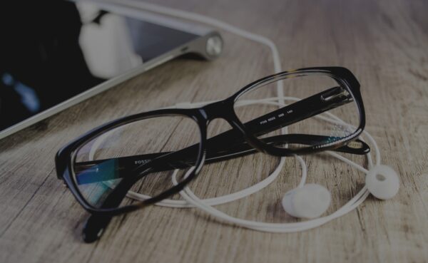 Foto Ottica Farina Occhiali su un Tavolo vicono ad un Tablet