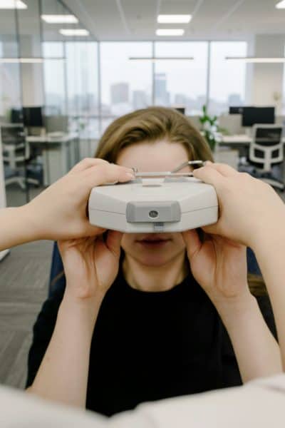 Visita optometrica in azienda 2 Foto ottica farina Visita optometrica azienda visita in ufficio ragazza che effettua la visita